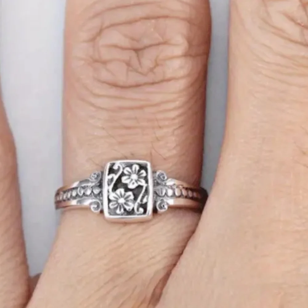 Vintage Vibe Bohemian Flower Ring Silver Tone